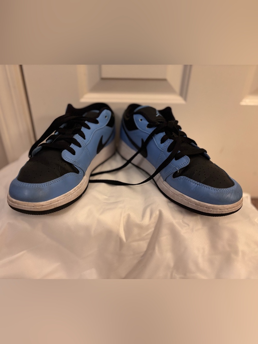 Jordan Kids Low-Top Sneakers in Black and Light Blue